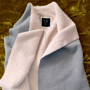 NWOT. CAVALINI WOMEN'S VEST, SIZE LARGE, EXTERIOR GREY COLOR. WHITE FLEECE EXTER